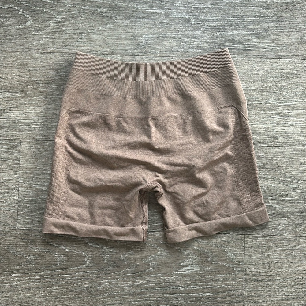 Alphalete Amplify Sand Contour Short 5”